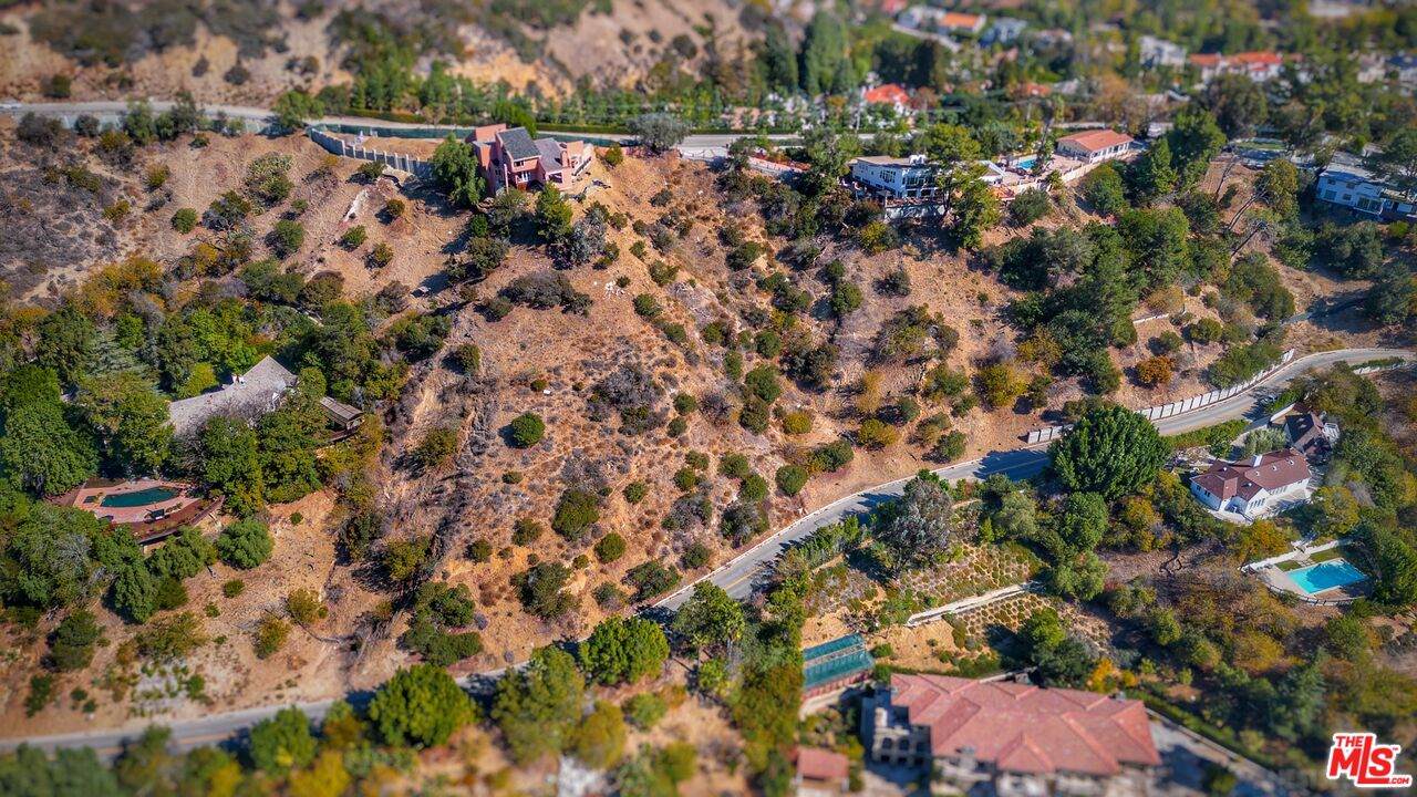 2811 Benedict Canyon Dr - Photo 1