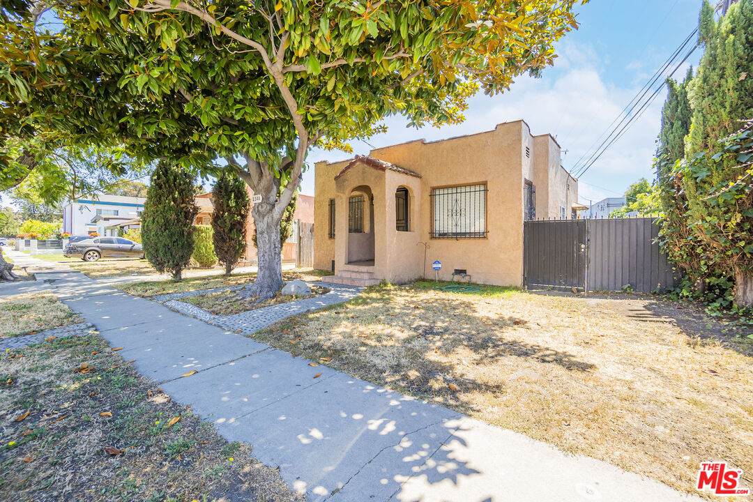 2546 Curson Ave - Photo 1