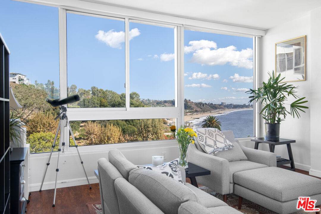 17350 Sunset Blvd - Photo 1