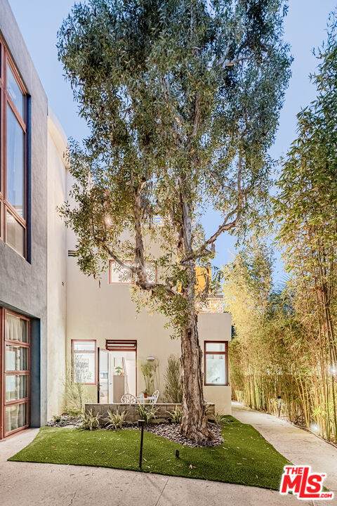 812 17th St - Photo 1