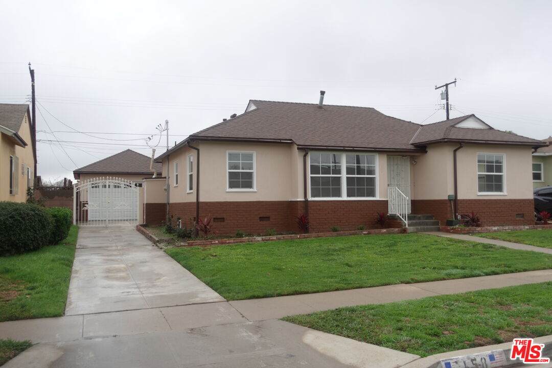 158 123rd St - Photo 1