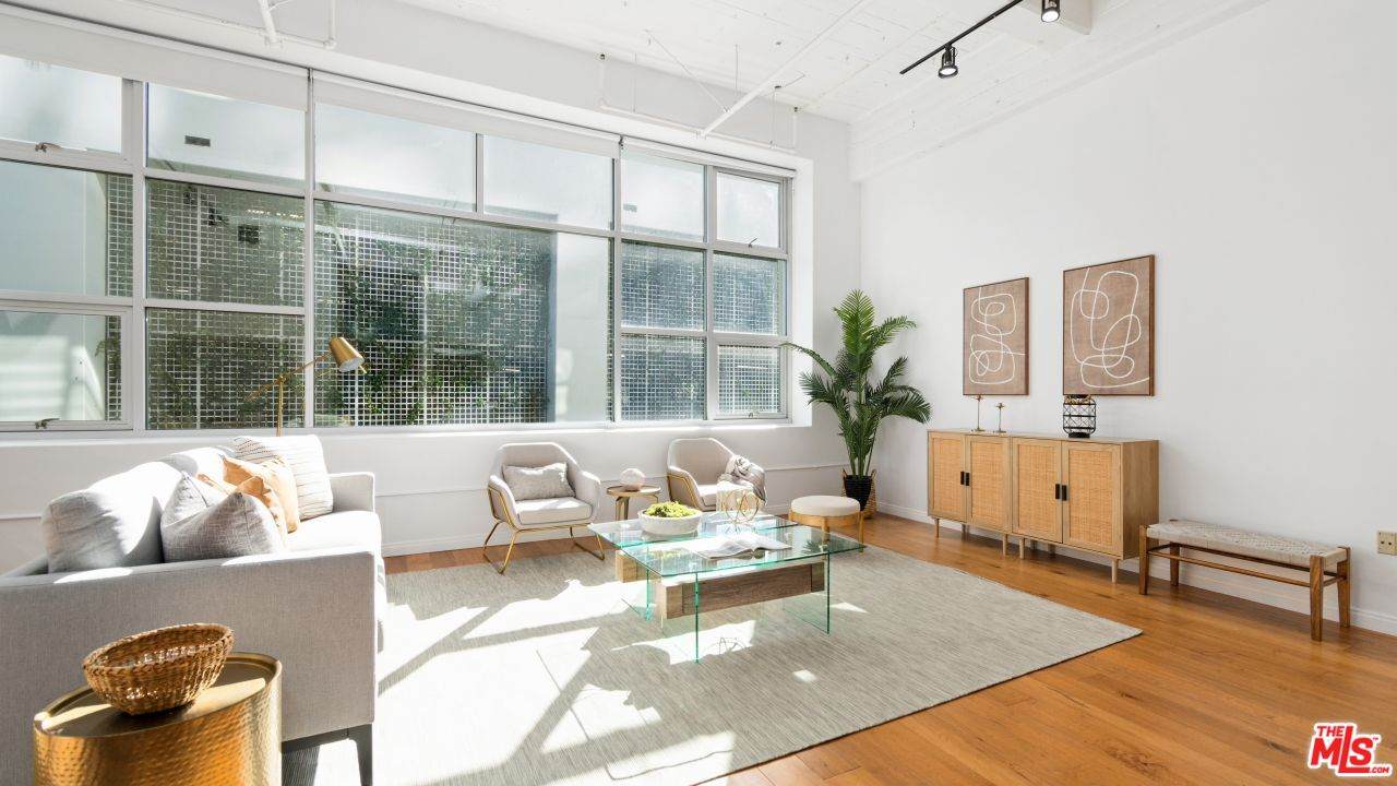 1130 Flower St - Photo 1