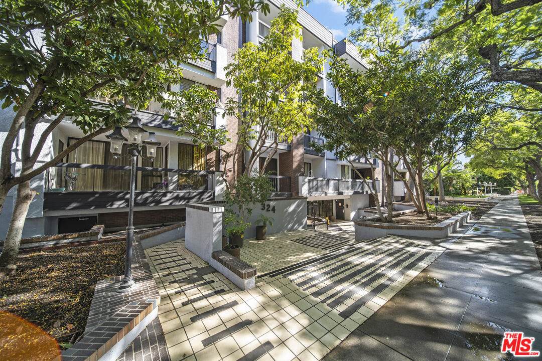 324 Palm Dr - Photo 1
