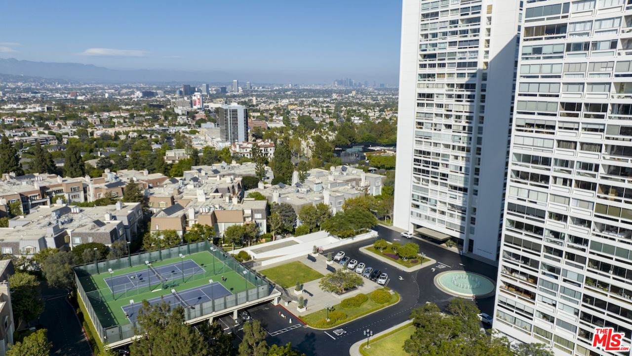 2220 Avenue Of The Stars - Photo 1