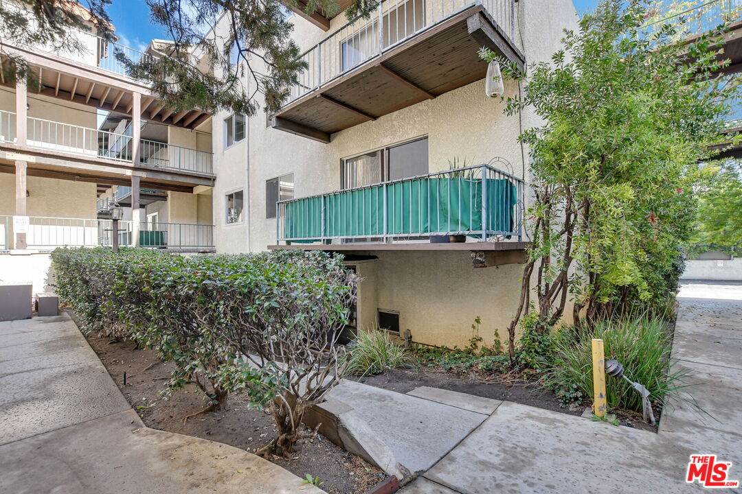 5460 White Oak Ave - Photo 1