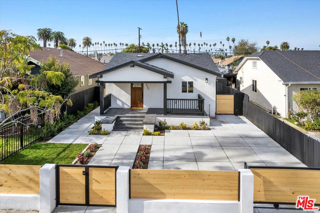 4525 Van Ness Ave - Photo 1