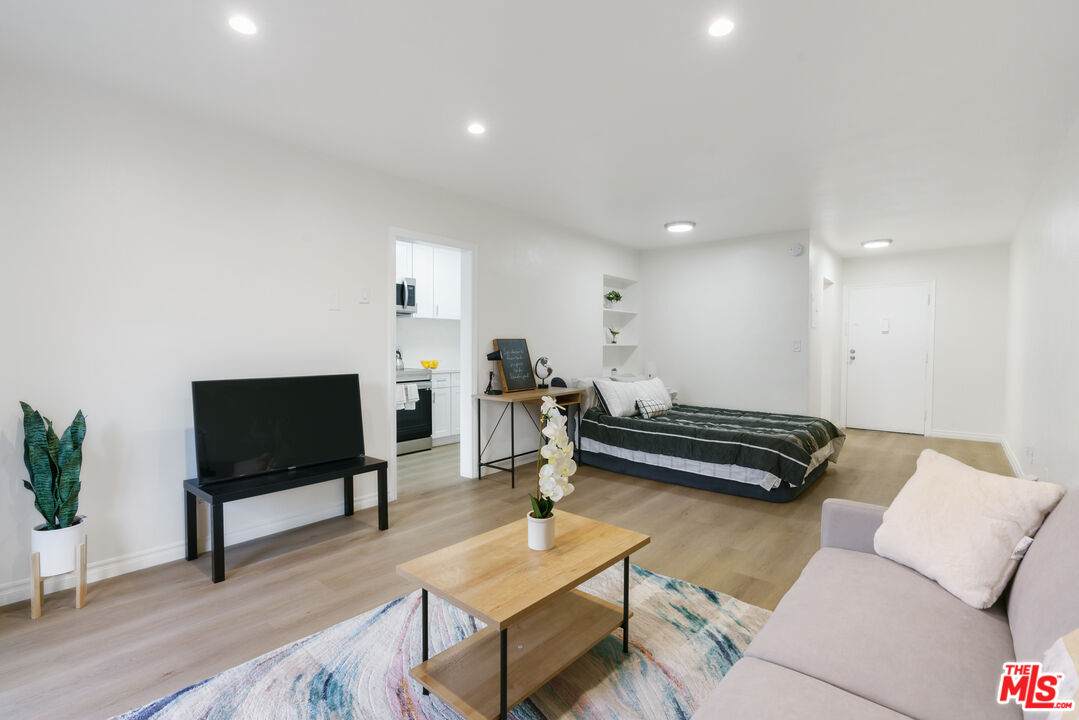 425 Kenmore Ave - Photo 1