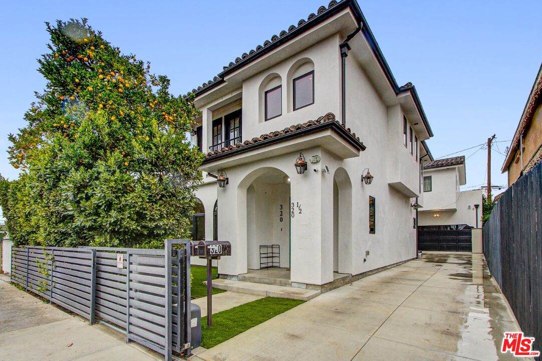 320 Gifford Ave - Photo 1