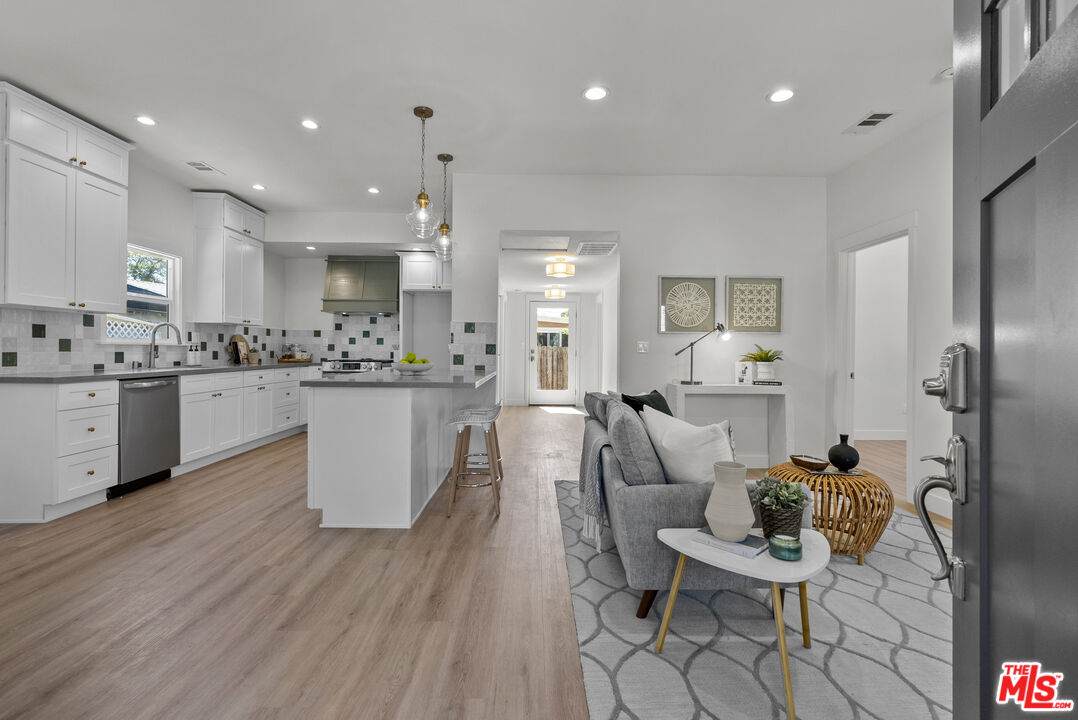 614 Mountain St - Photo 1