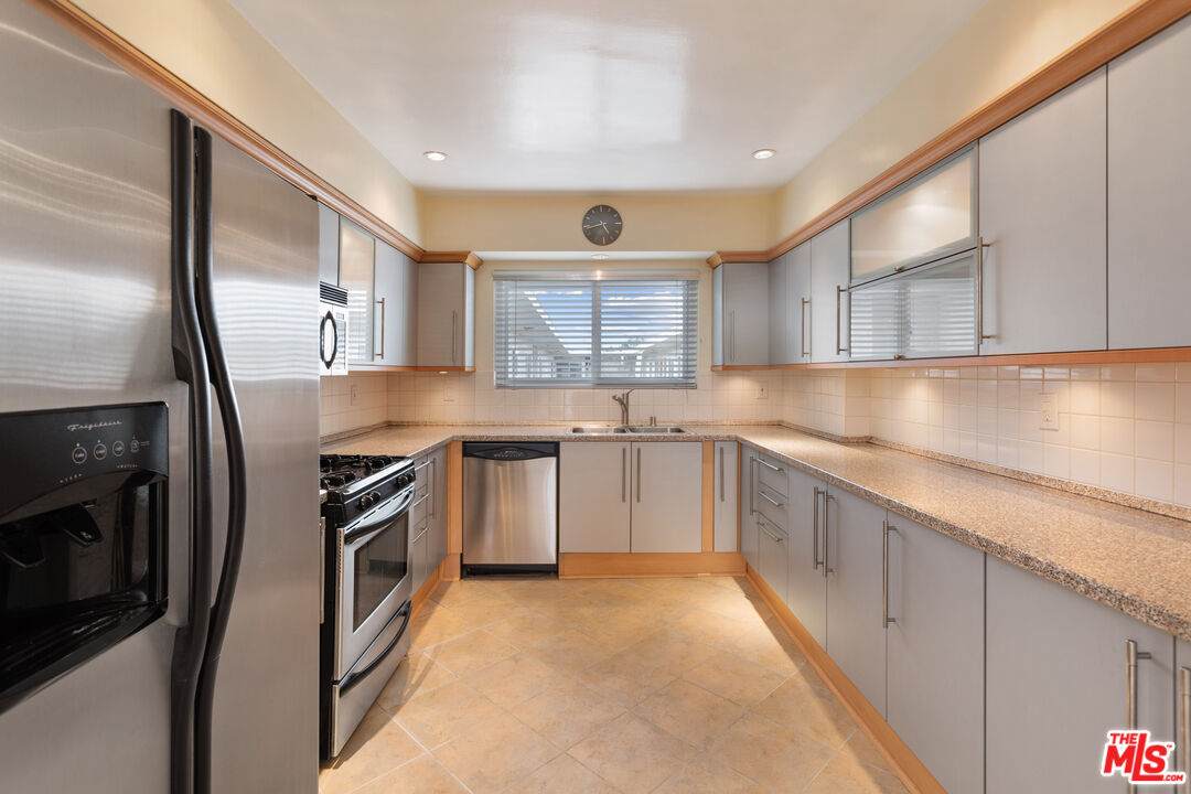 5301 Yarmouth Ave - Photo 1