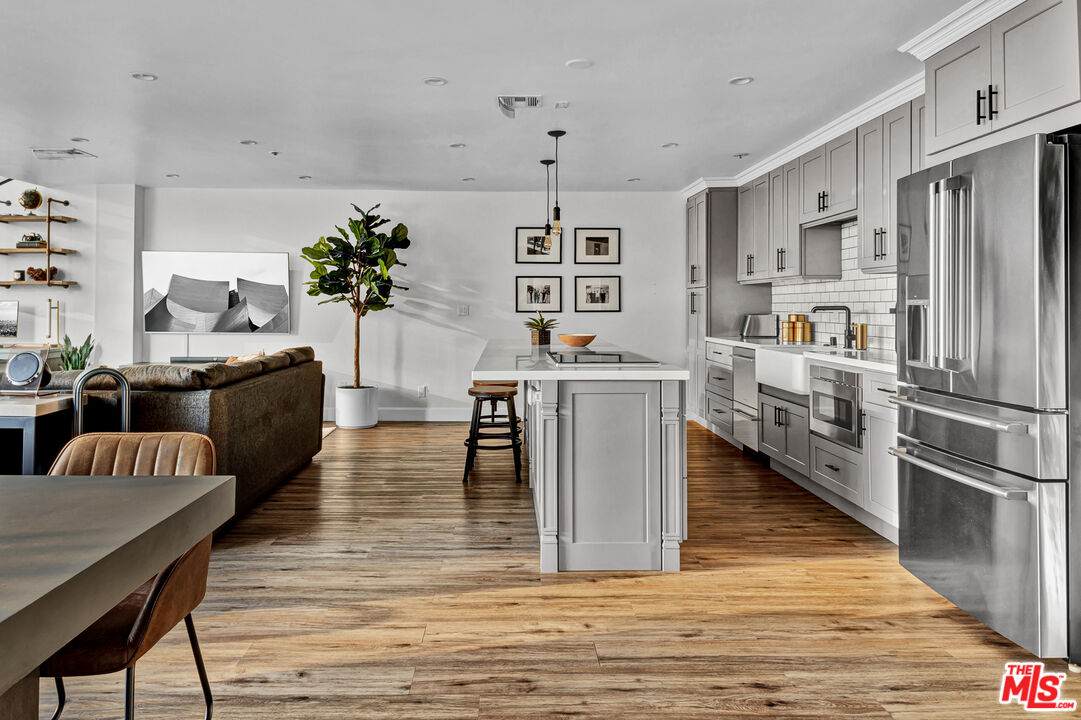 121 Hope St - Photo 1