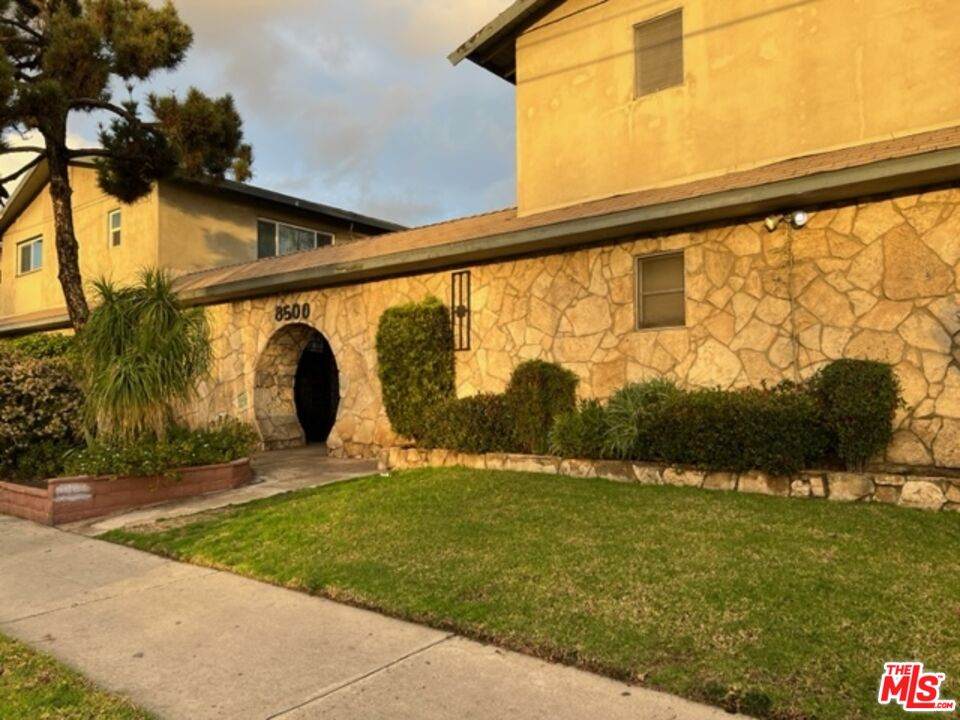 8500 Sunland Blvd - Photo 1
