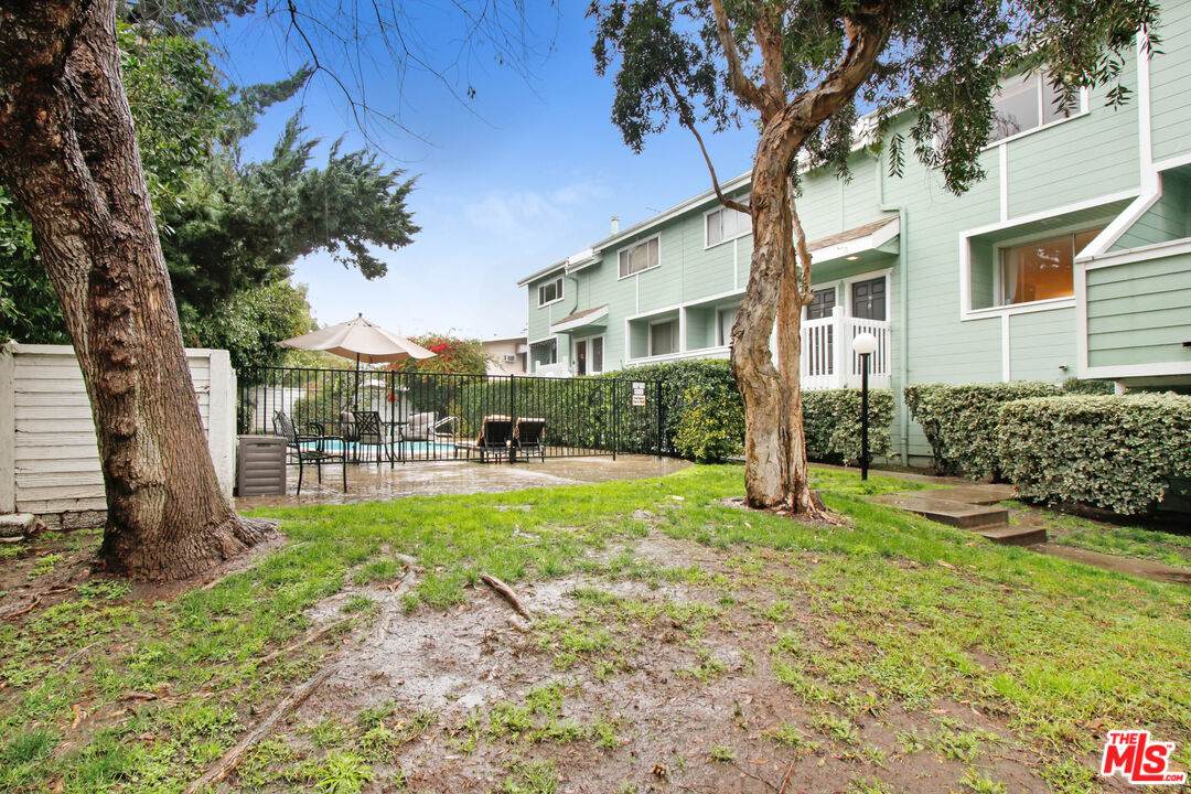 5811 Woodman Ave - Photo 1