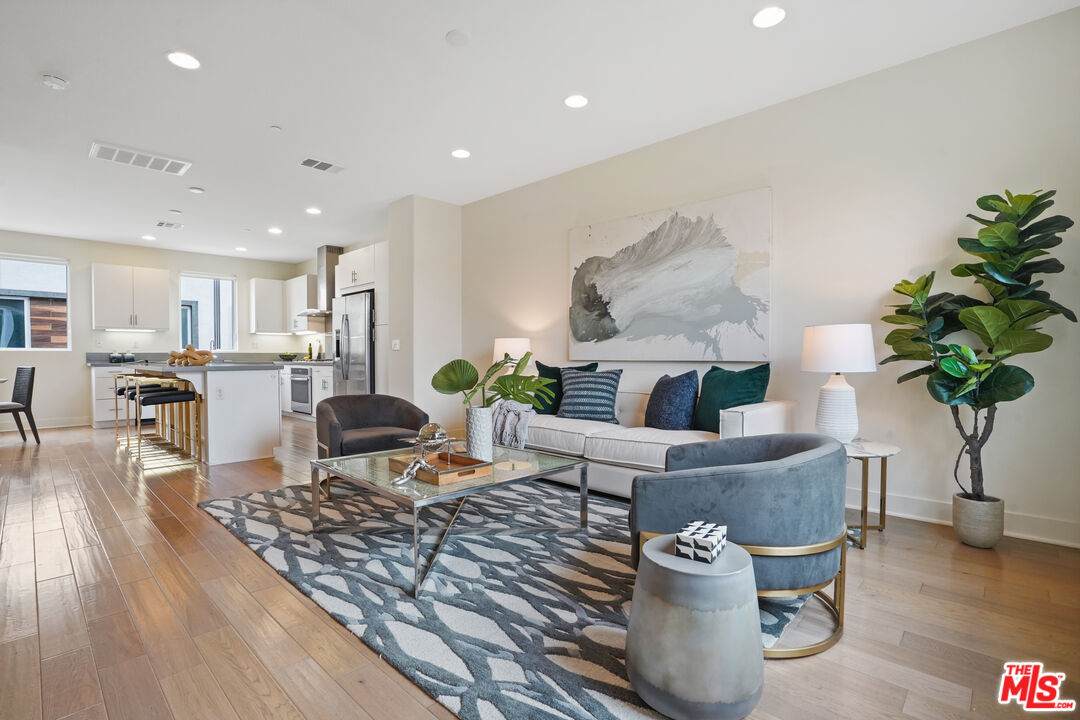 672 Gramercy Pl - Photo 1