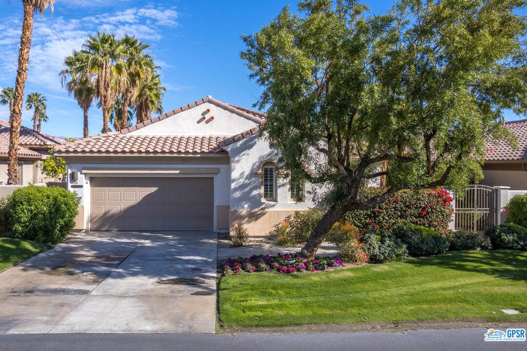 25 Racquet Club Dr - Photo 1