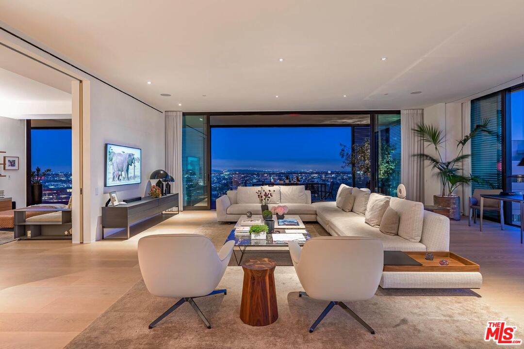 9040 Sunset Blvd - Photo 1