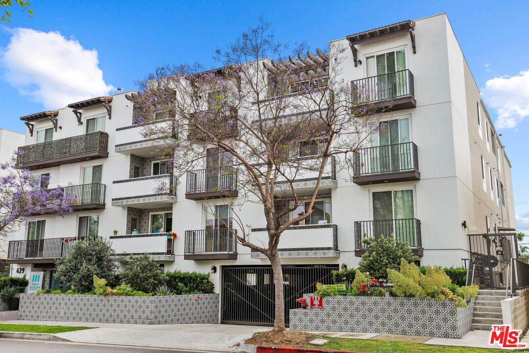 429 Hayworth Ave - Photo 1