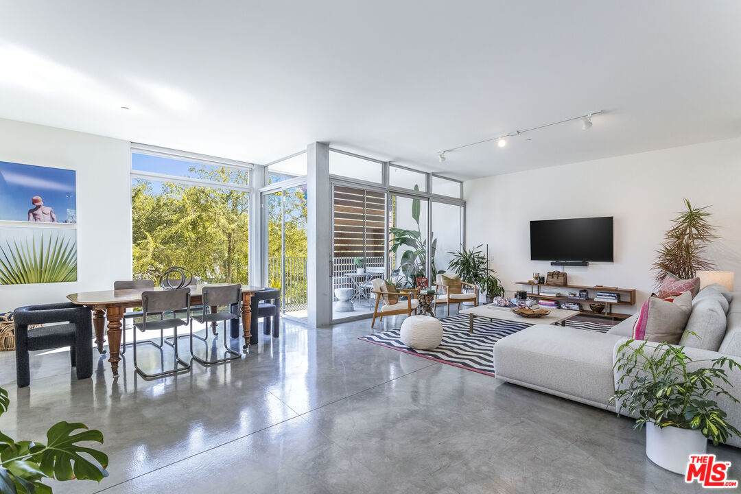 901 Hancock Ave - Photo 1