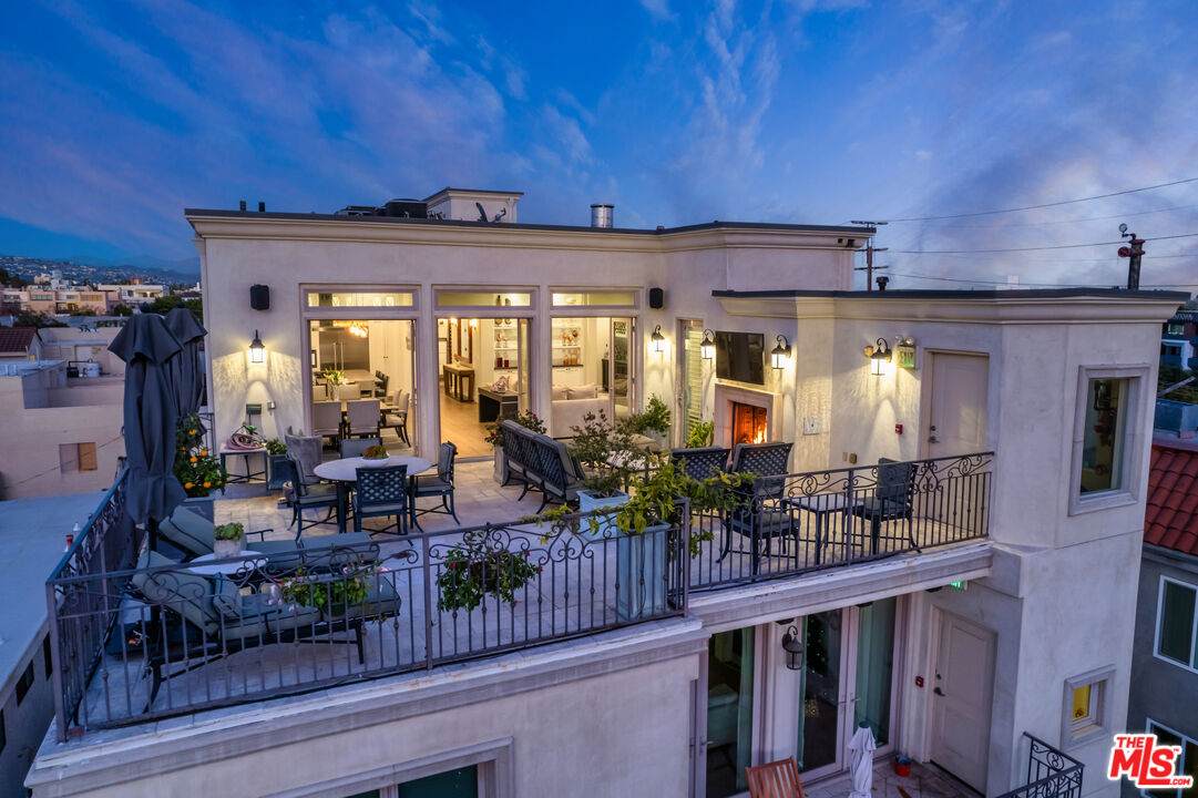 1644 Bentley Ave - Photo 1