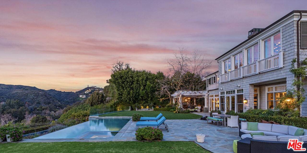 1149 Amalfi Dr - Photo 1