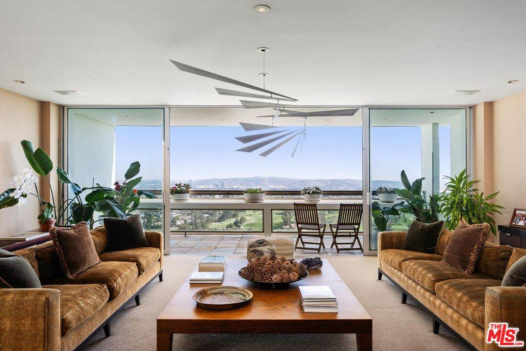 2220 Avenue Of The Stars - Photo 1
