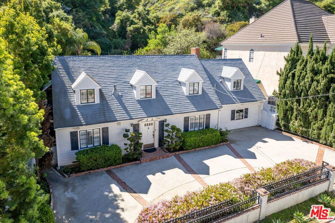 2427 Benedict Canyon Dr - Photo 1