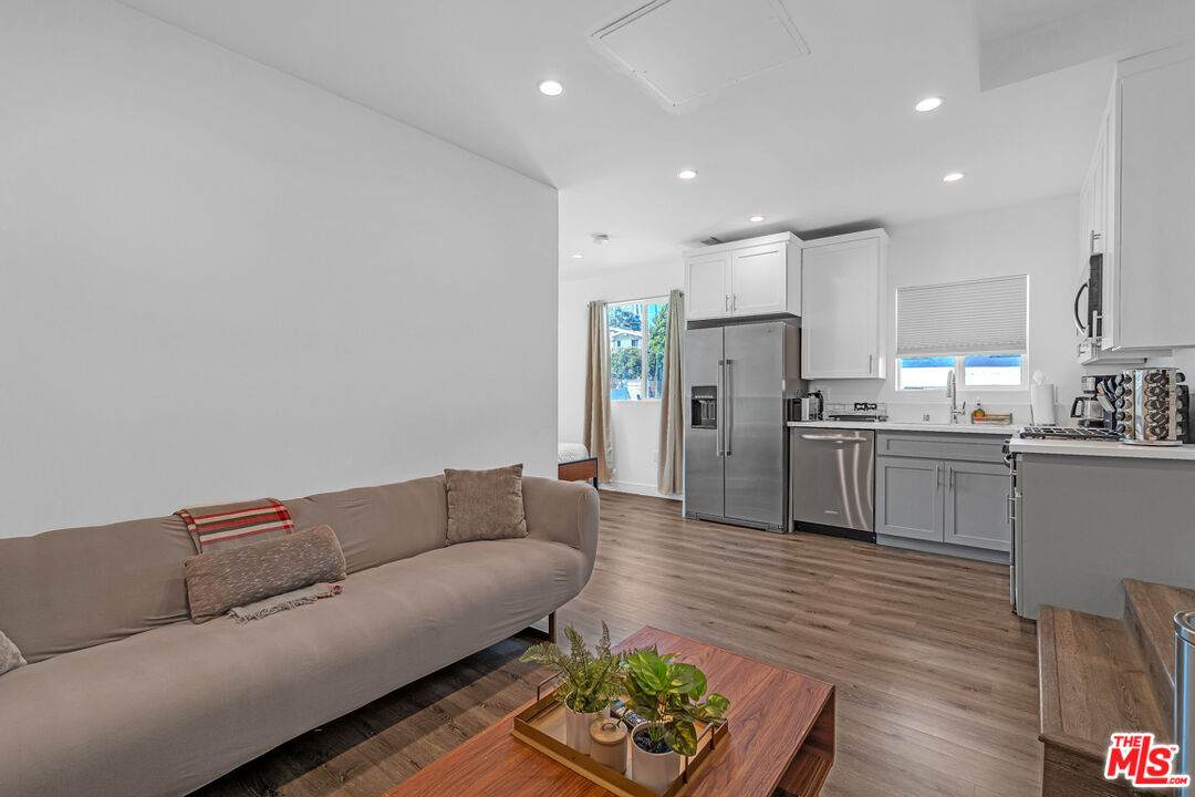 1540 Bronson Ave - Photo 1