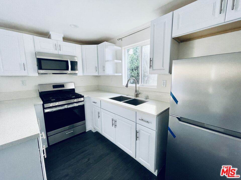 463 Ardmore Ave - Photo 1