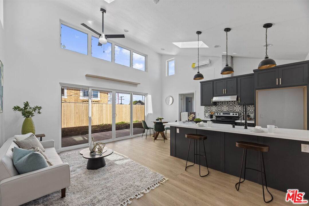 359 Cornwell St - Photo 1