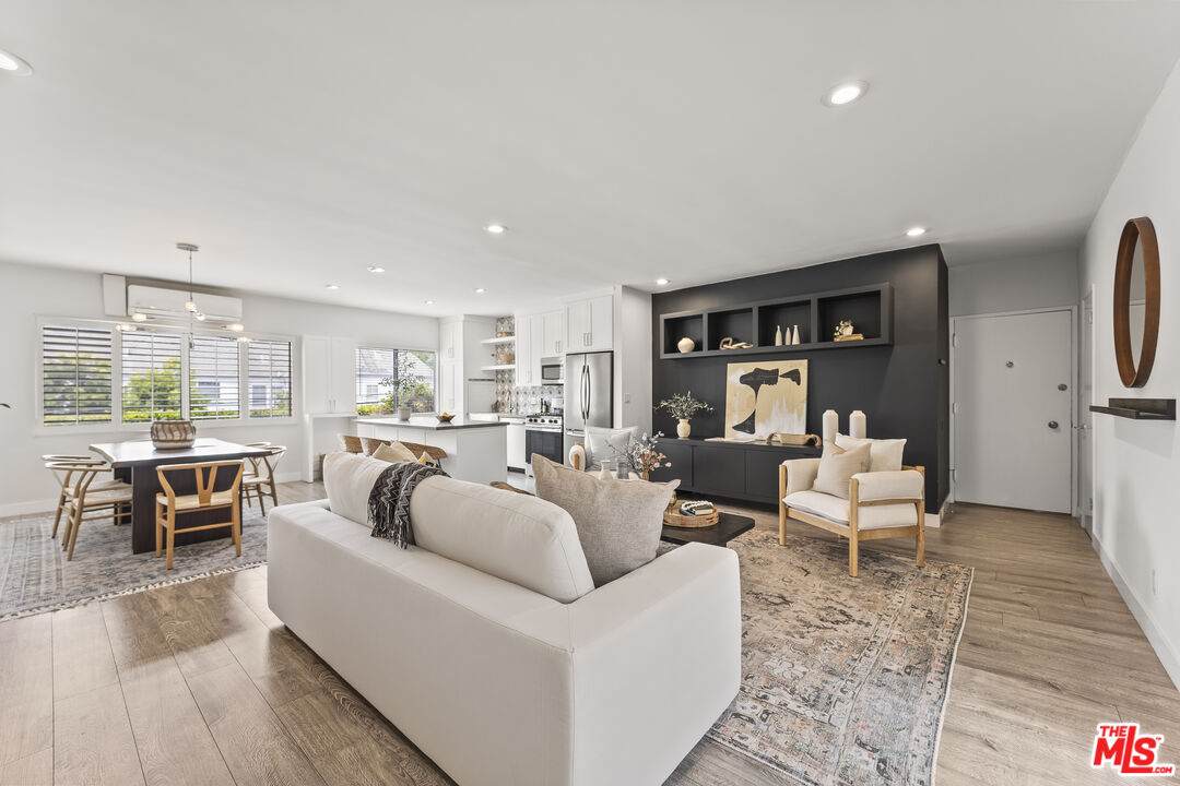 1233 Laurel Ave - Photo 1