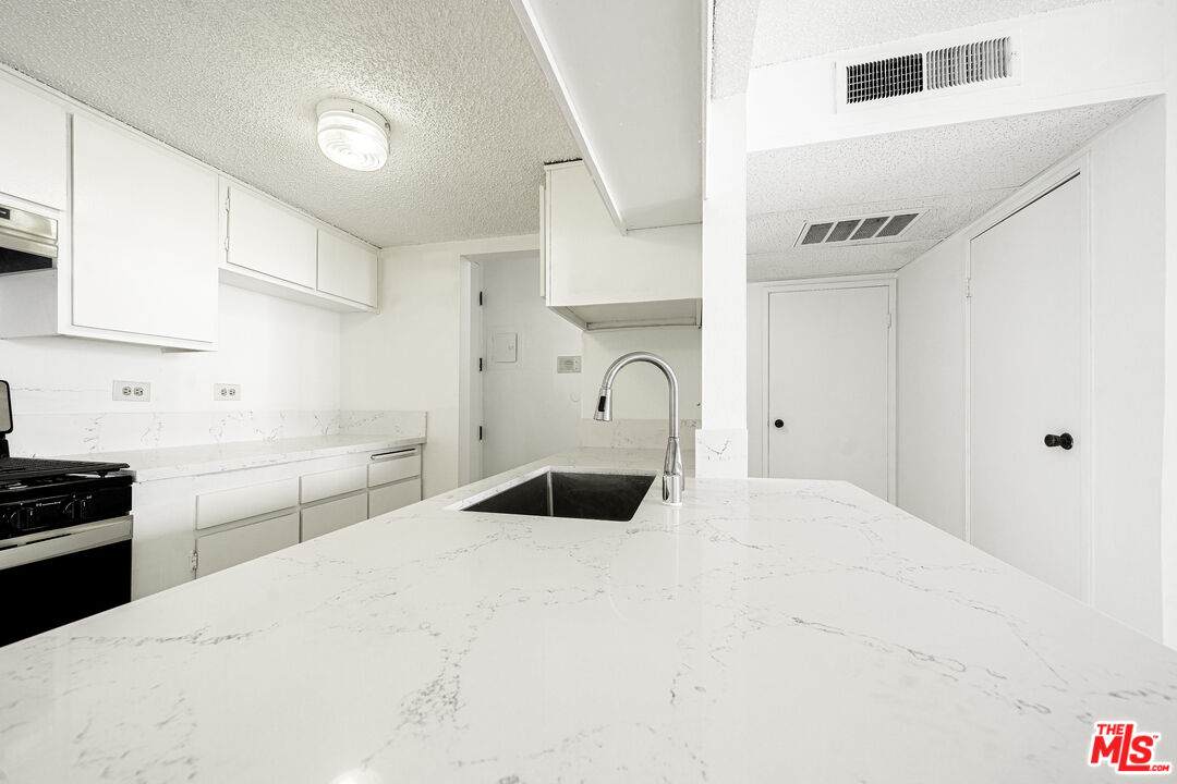 421 La Fayette Park Pl - Photo 1