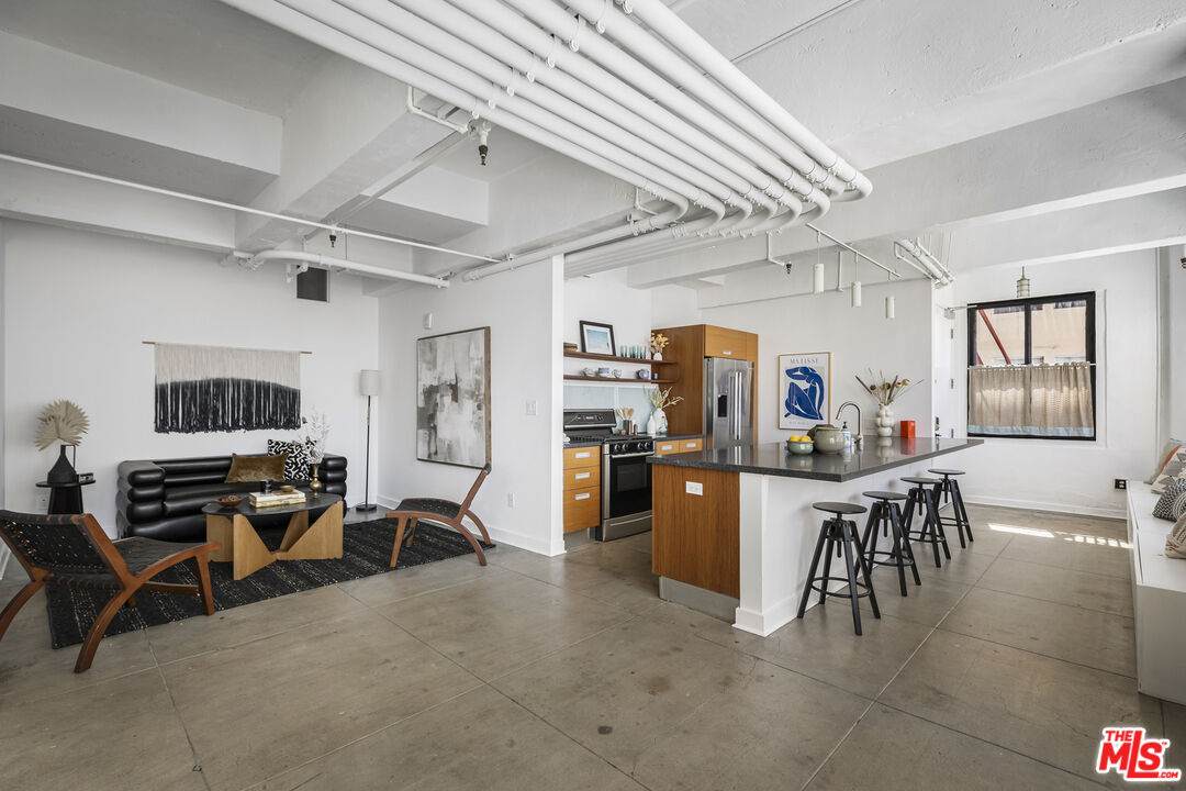 746 Los Angeles St - Photo 1