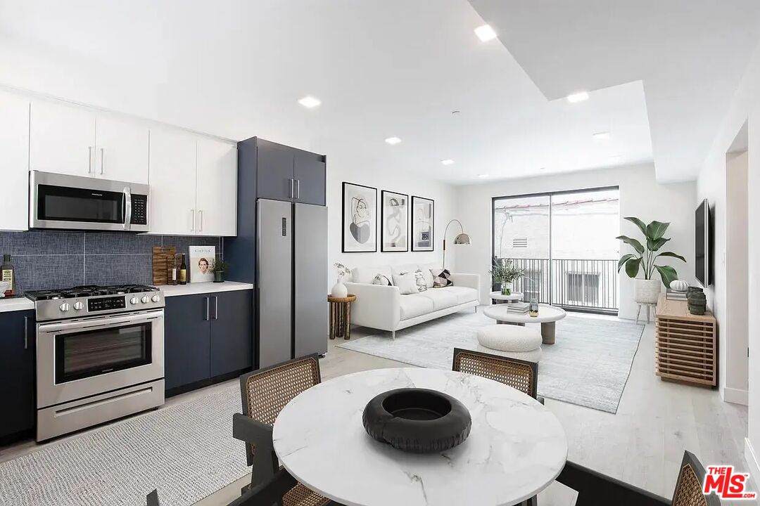 1111 N Kenmore Ave - Photo 1