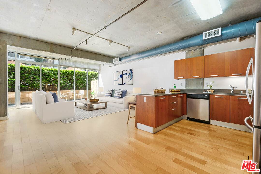 645 9th St - Photo 1