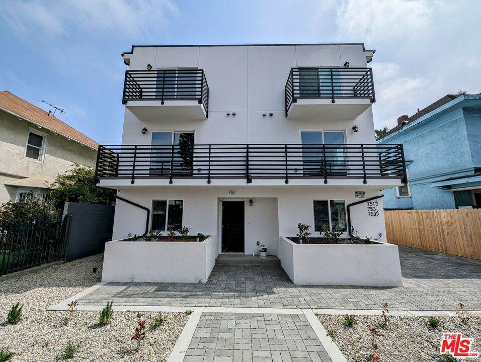 753-1/2 Adams Blvd - Photo 1