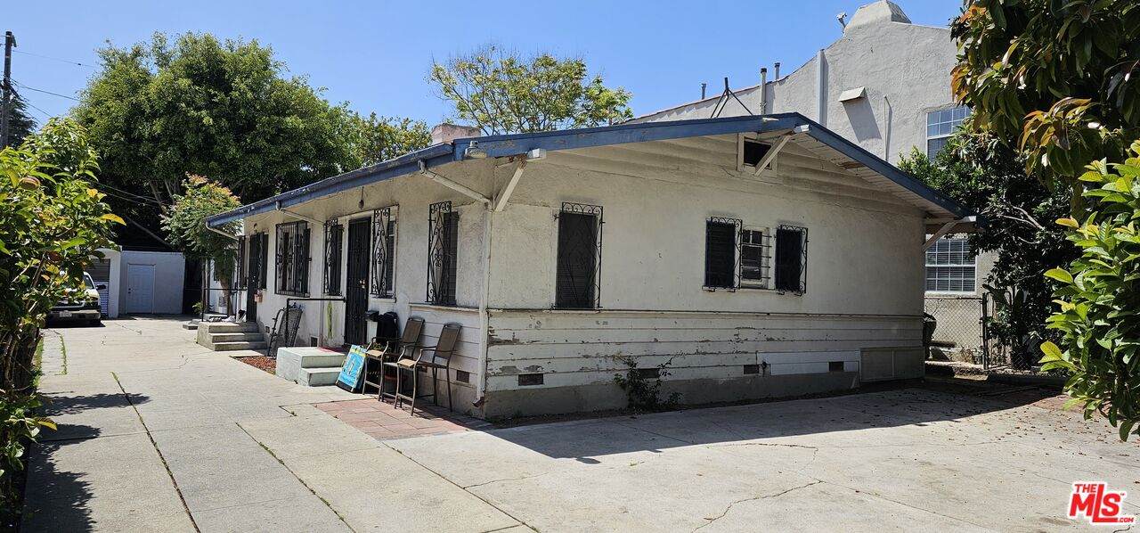 1243 Beachwood Dr - Photo 1