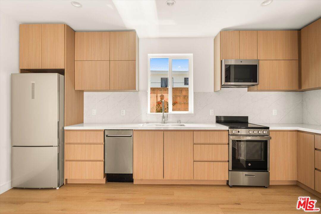 5912-1/2 Mammoth Ave - Photo 1