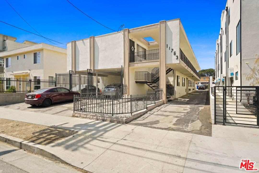 11763 Hamlin St - Photo 1