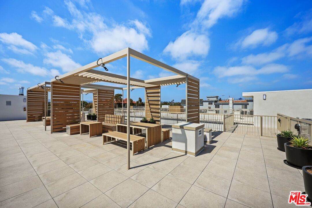 1600 Venice Blvd - Photo 1