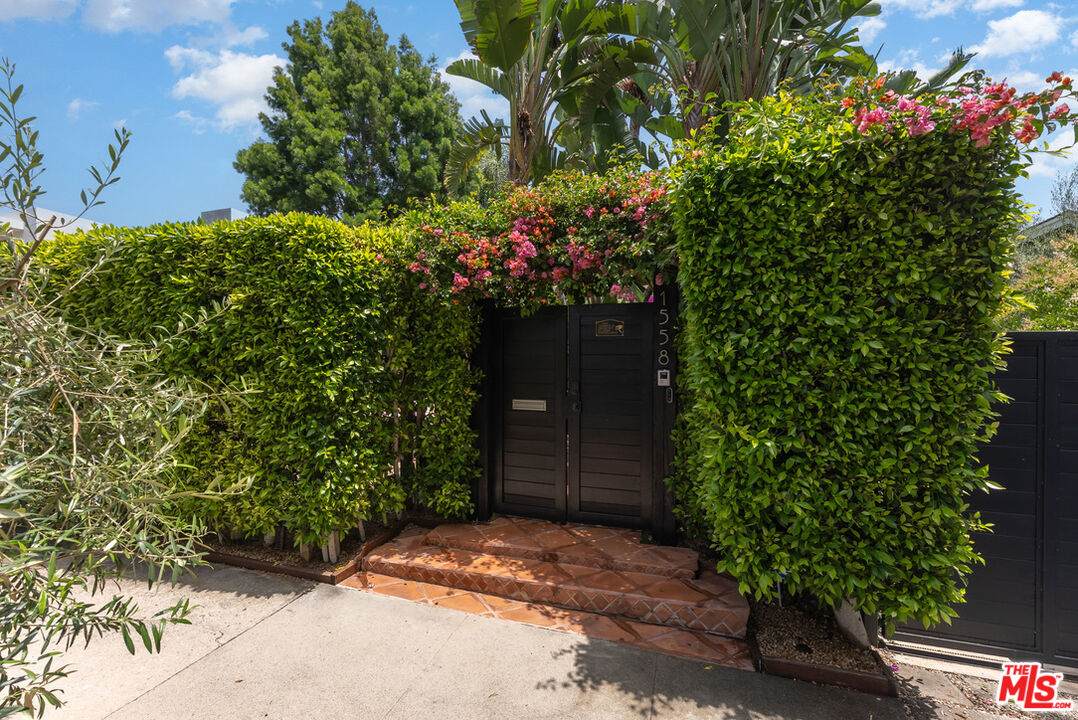 1558 Stanley Ave - Photo 1