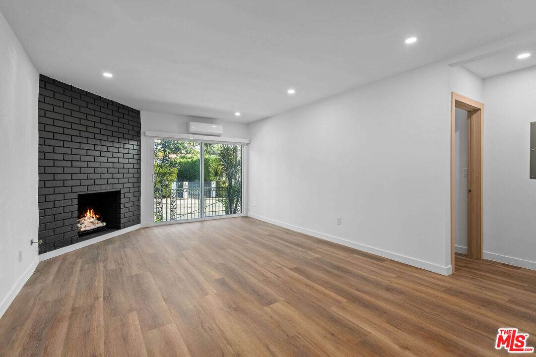 2447 Beachwood Dr - Photo 1