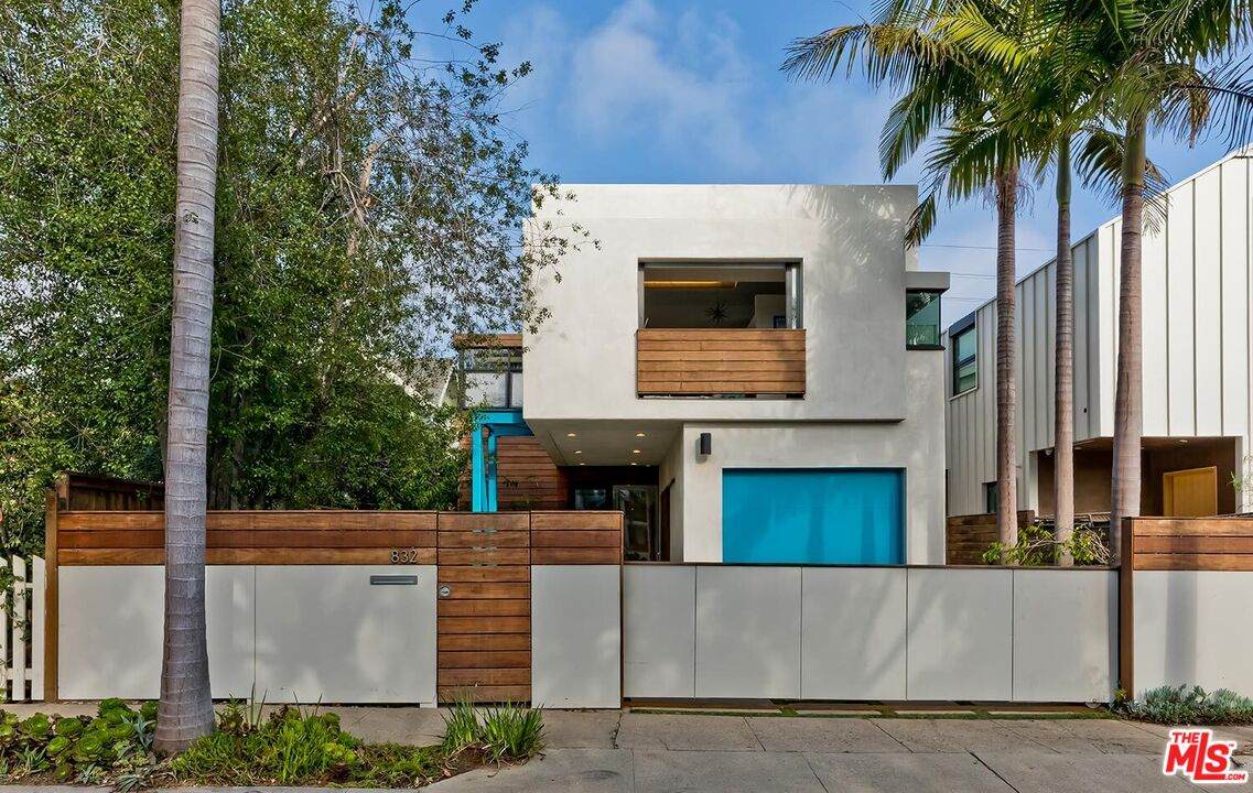 832 Superba Ave - Photo 1