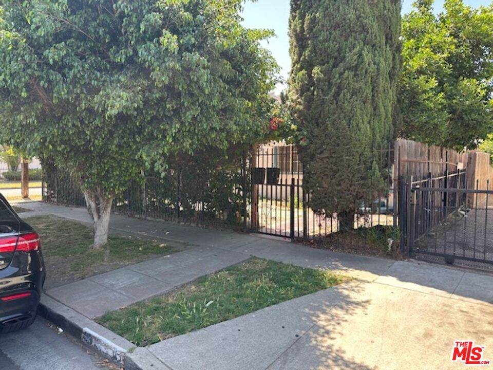 652 74th St - Photo 1
