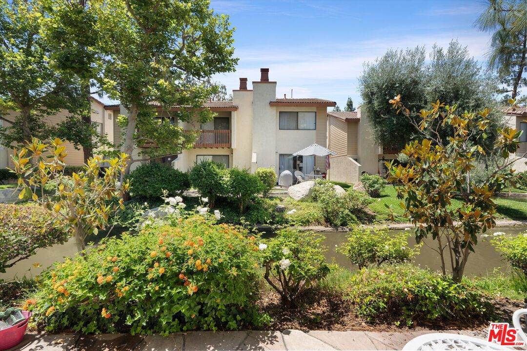 5720 Owensmouth Ave - Photo 1