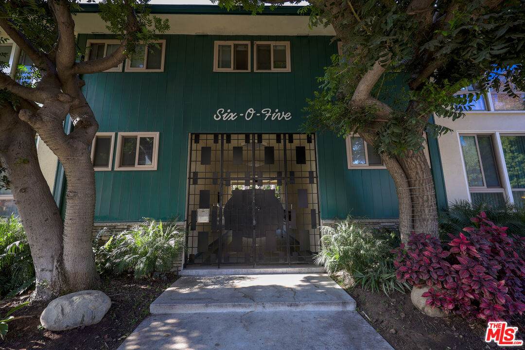 605 Barrington Ave - Photo 1