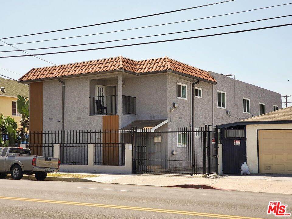 2422 Venice Blvd - Photo 1