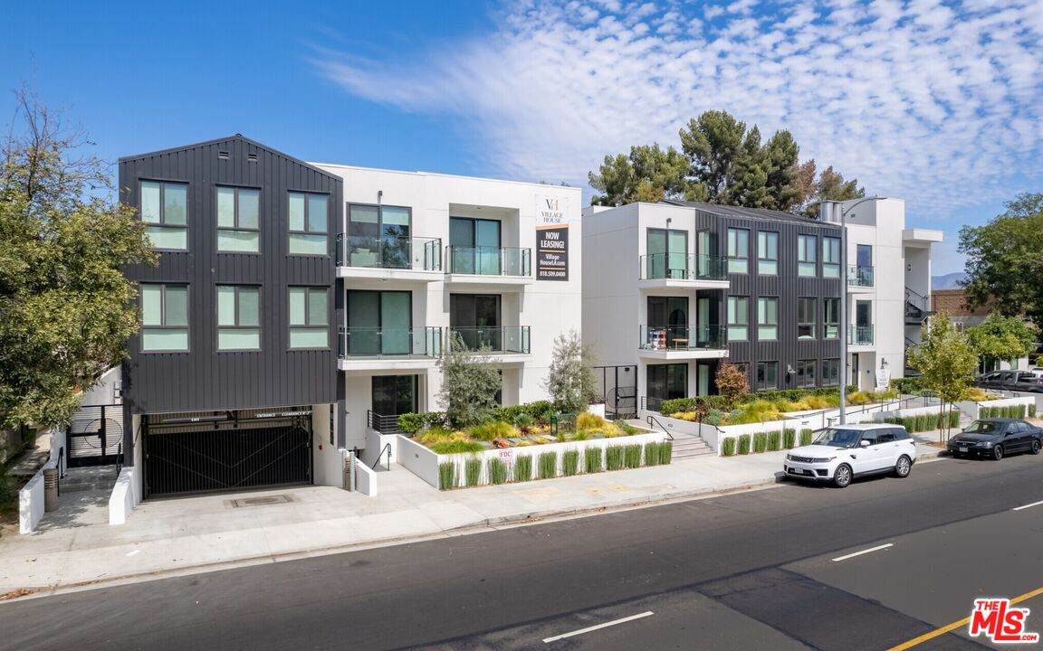 11445 Riverside Dr - Photo 1
