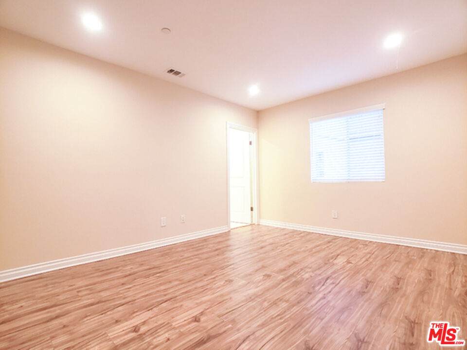 1142 Mariposa Ave - Photo 1