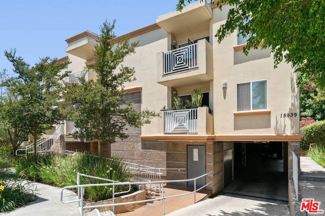 15939 Victory Blvd - Photo 1