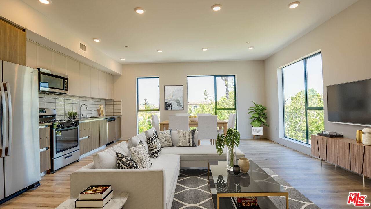 1540 Hayworth Ave - Photo 1